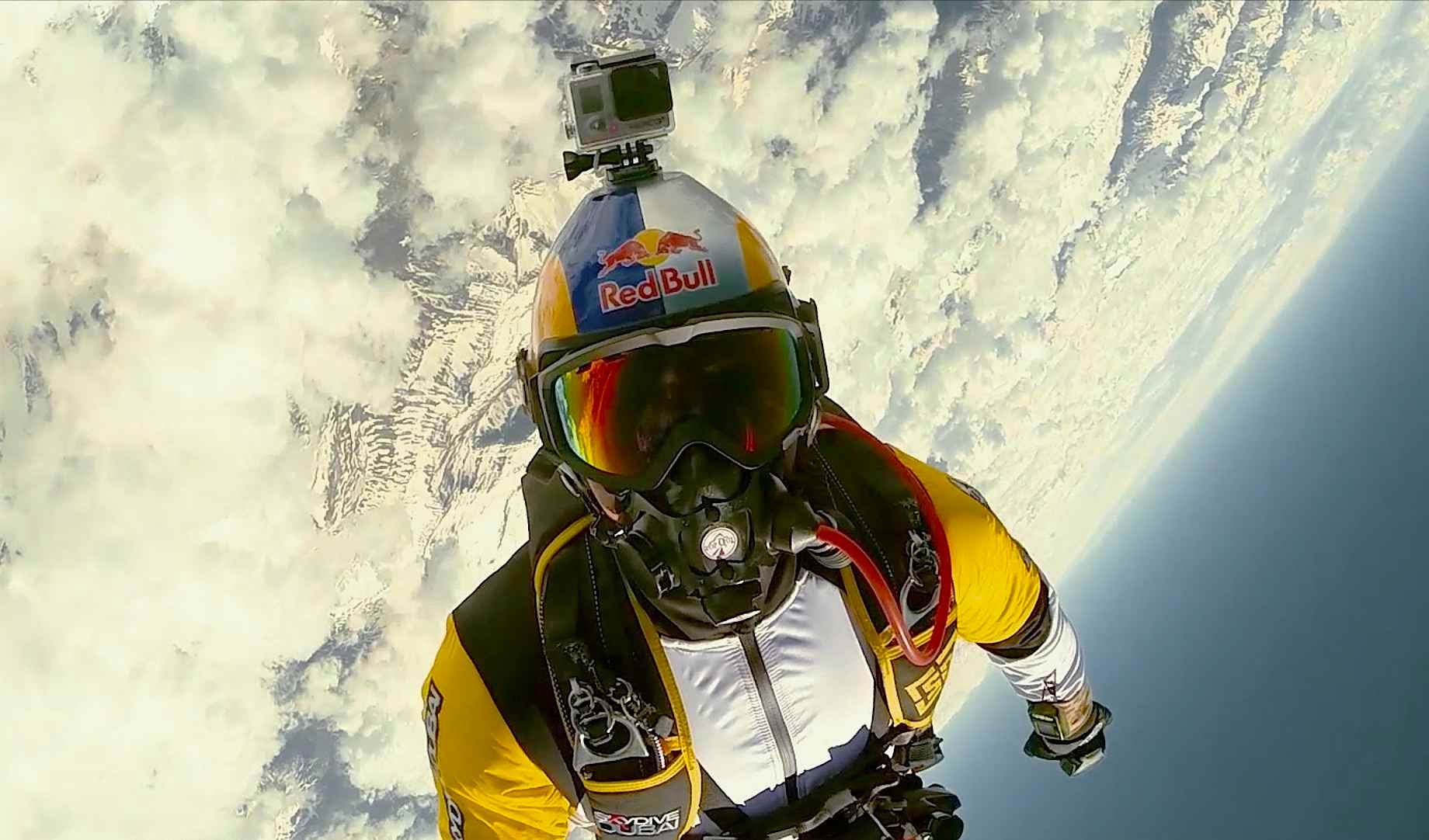 Breathtaking high altitude acrobatic skydiving – Red Bull Skycombo